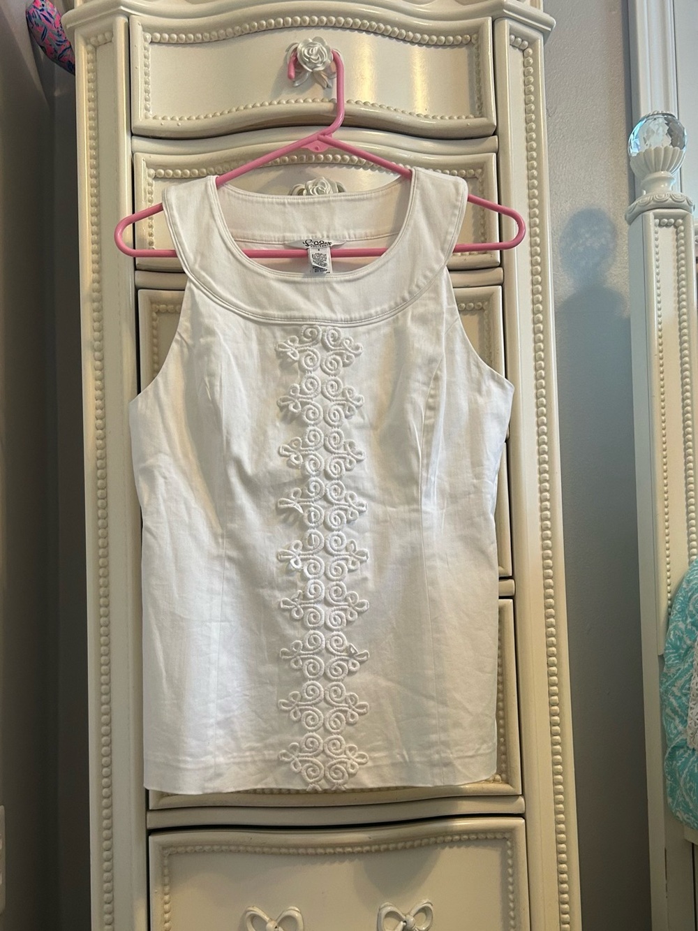Lilly Pulitzer white sleeveless blouse with embroidered scroll pattern, Size 6